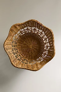RATTAN BASKET WITH A SCALLOPED EDGE