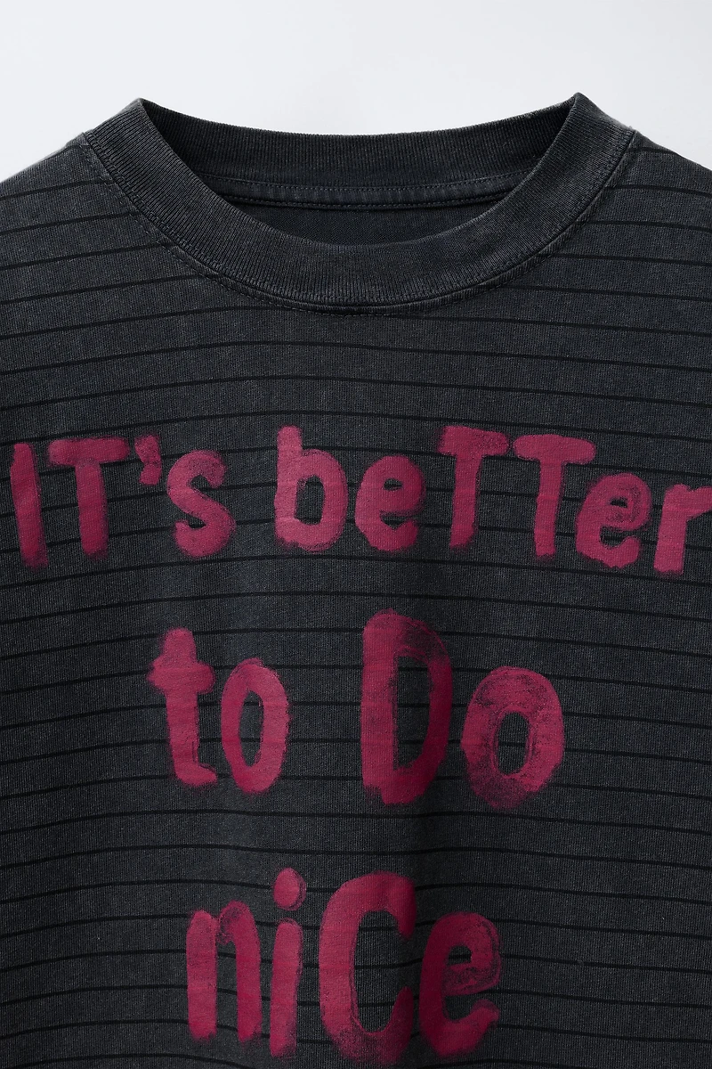 T-SHIRT EFFET DÉLAVÉ RAYURES ET INSCRIPTION