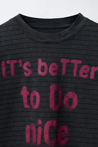 T-SHIRT EFFET DÉLAVÉ RAYURES ET INSCRIPTION