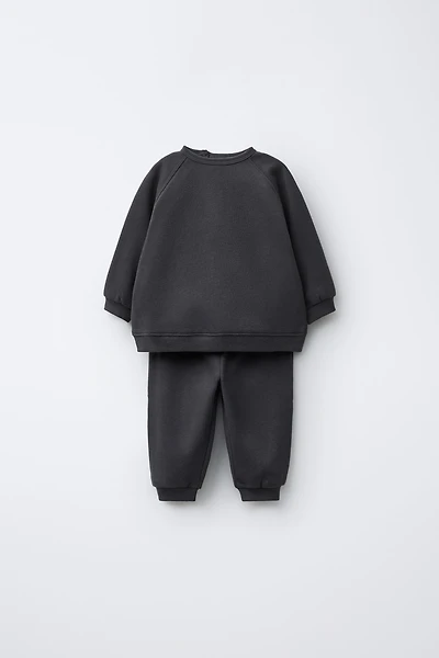 BASIC SWEATSHIRT AND JOGGER PANTS SET