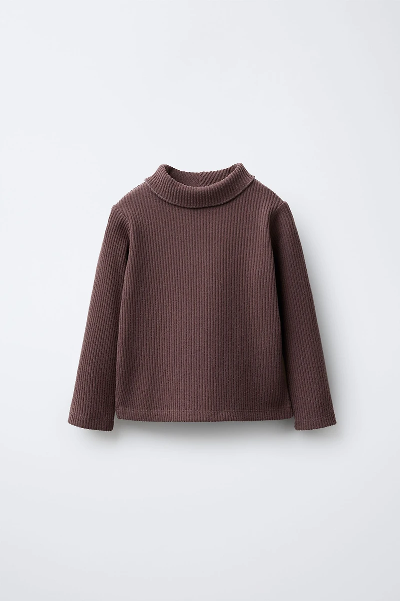 HAUT CÔTELÉ À COL ROULÉ