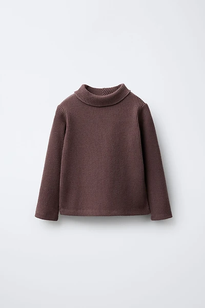 HAUT CÔTELÉ À COL ROULÉ