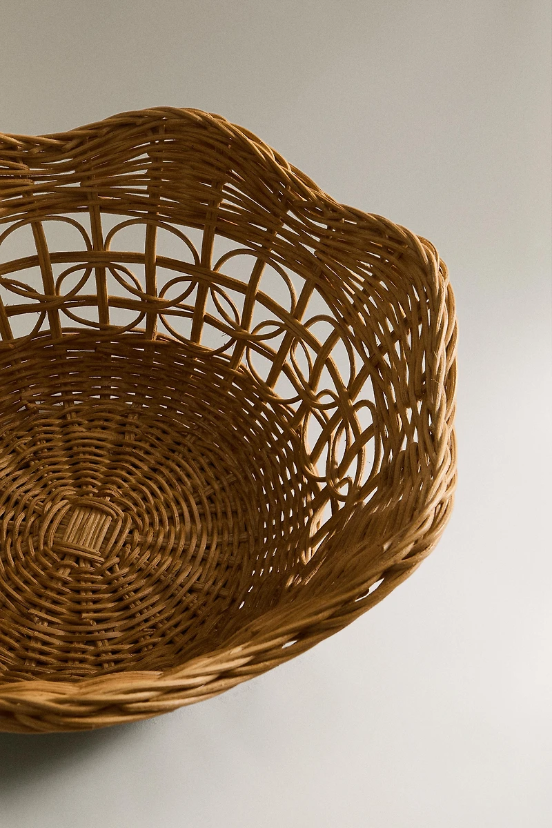 RATTAN BASKET WITH A SCALLOPED EDGE