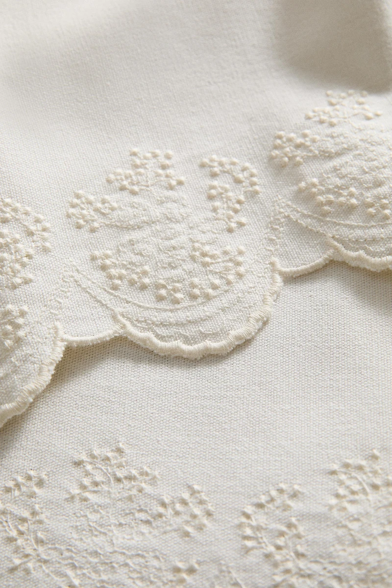 CHEMIN DE TABLE BRODÉ DENTELLE