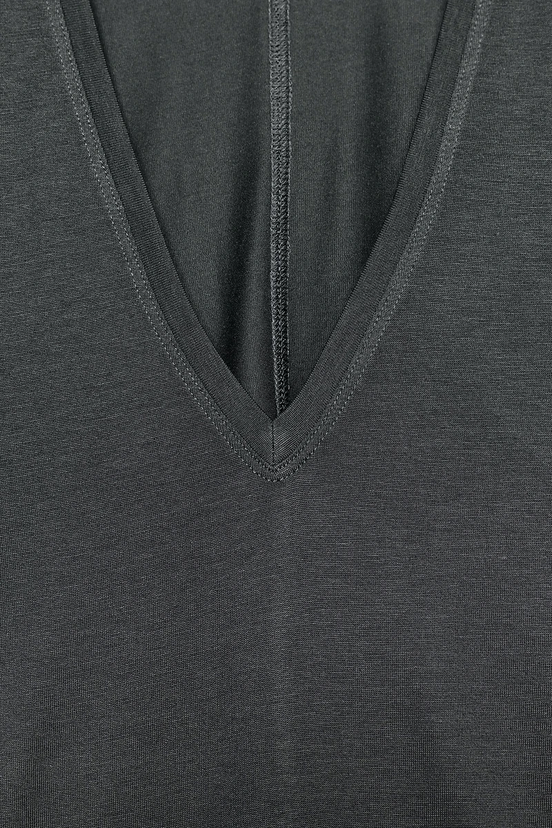 FLOWY V-NECK T-SHIRT