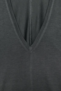 FLOWY V-NECK T-SHIRT