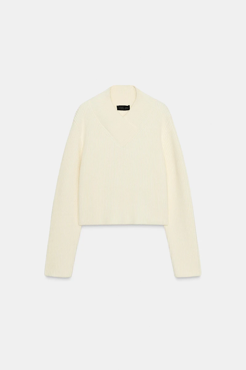 PULL EN MAILLE CÔTELÉE À COL V