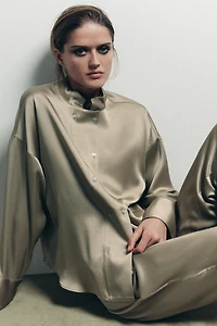 CHEMISE SATINÉE À DEUX RANGÉES DE BOUTONS