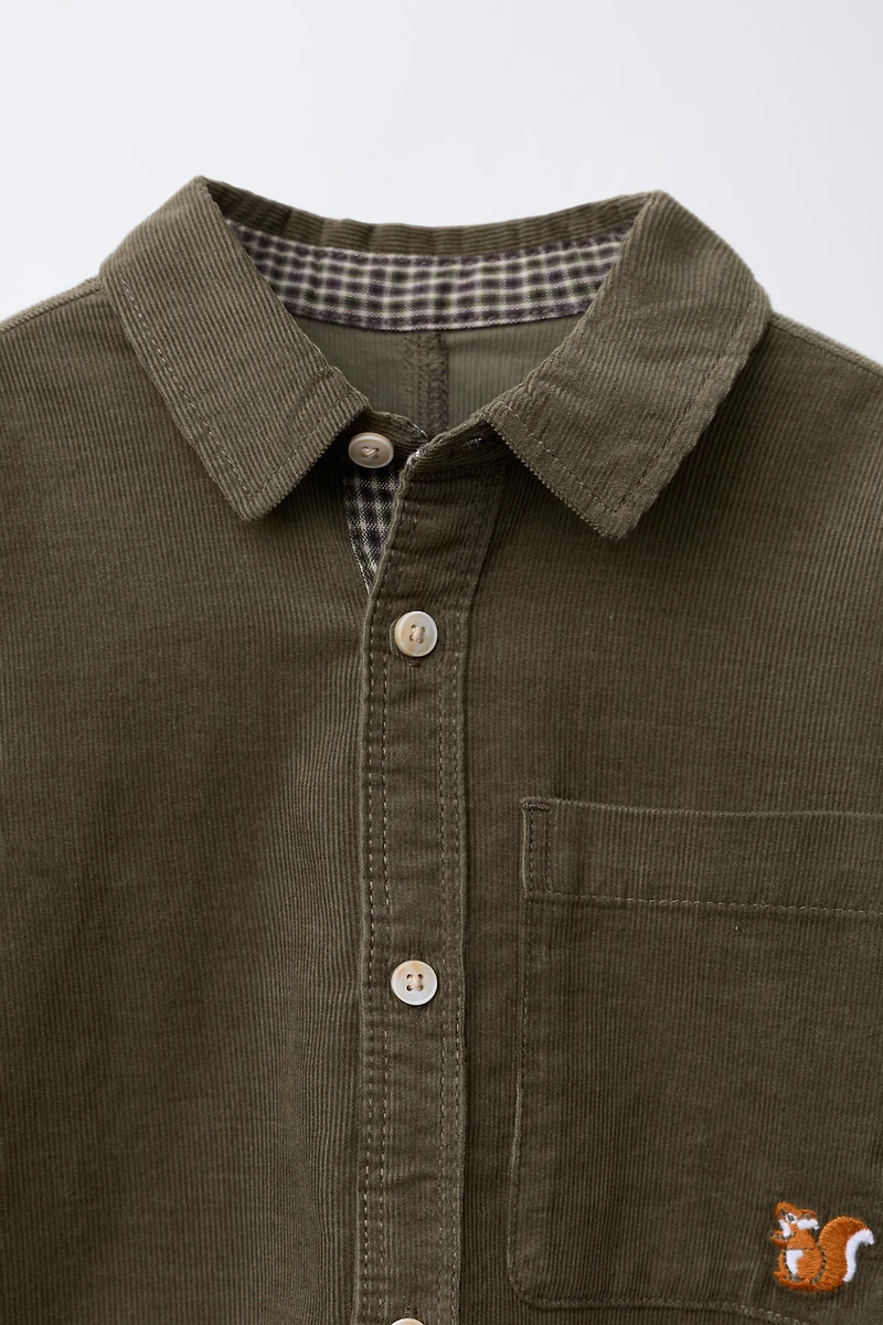 CHEMISE EN VELOURS CÔTELÉ FIN À POCHES
