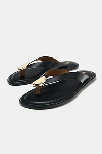 FLAT SANDALS WITH METALLIC DETAIL