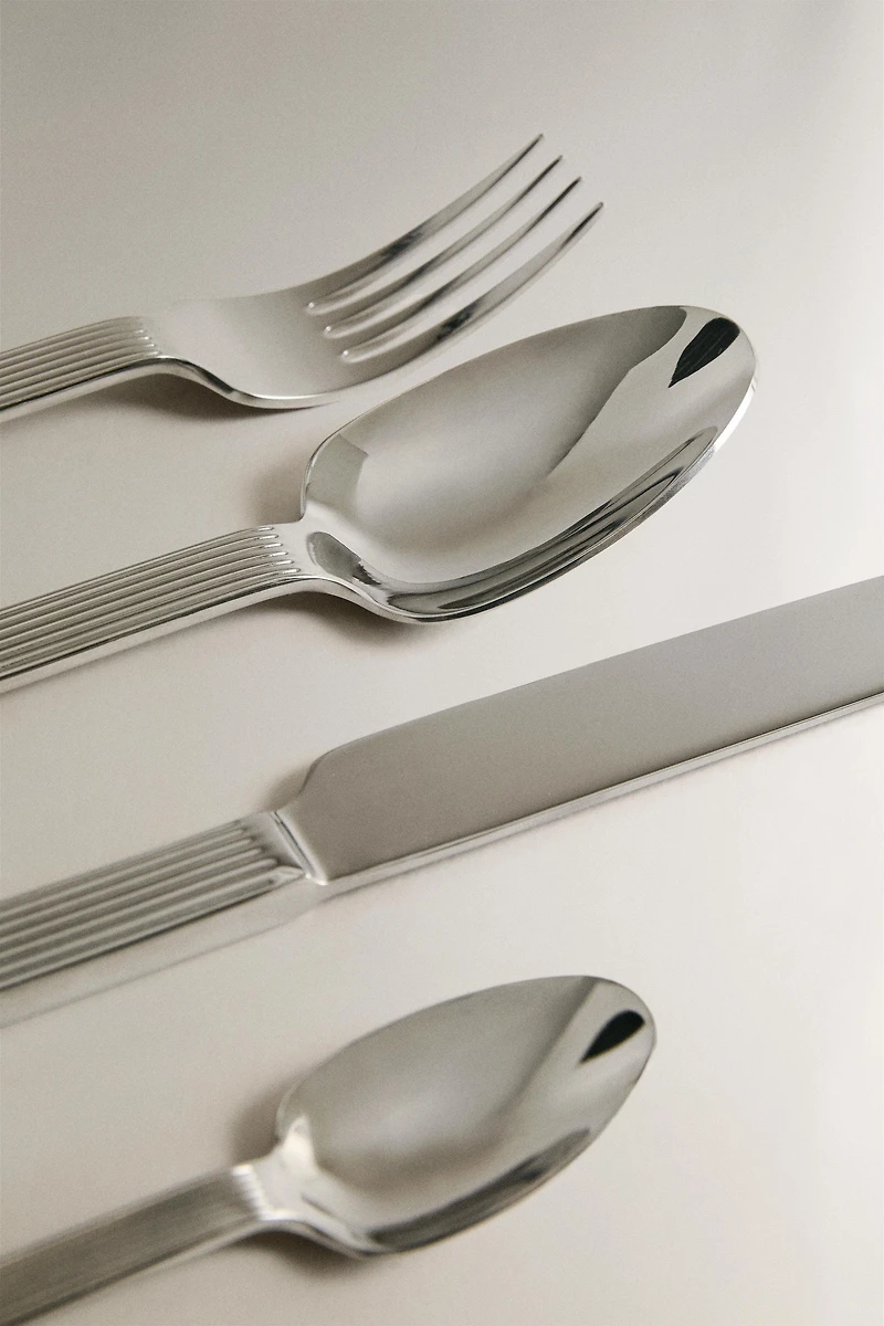 RIBBED HANDLE FLATWARE SET (SET OF 4)