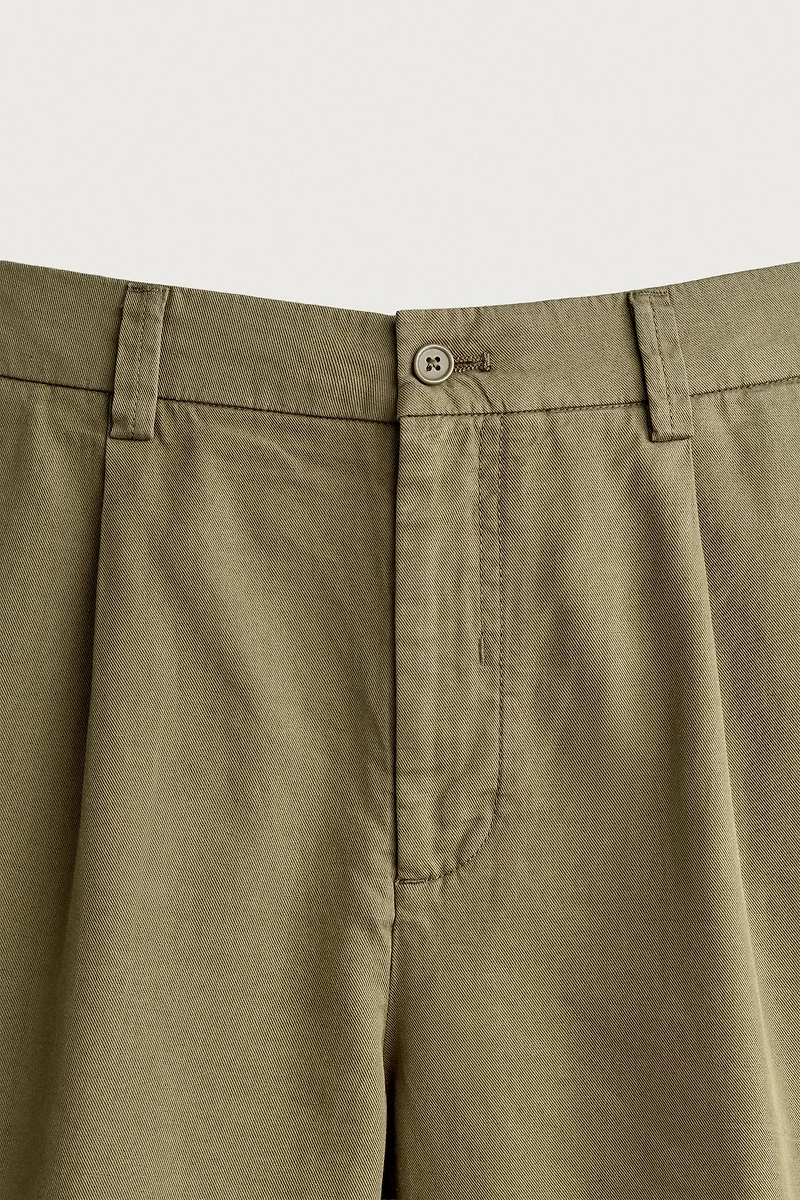 REGULAR FIT PLEATED SHORTS