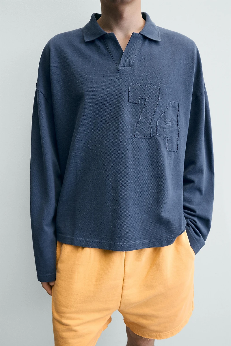 RELAXED FIT NUMBER PATCH PIQUÉ POLO