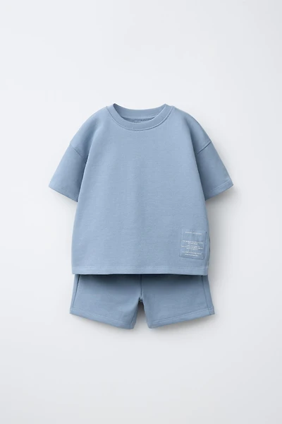 ENSEMBLE JOGGING T-SHIRT ET BERMUDA À ÉTIQUETTE