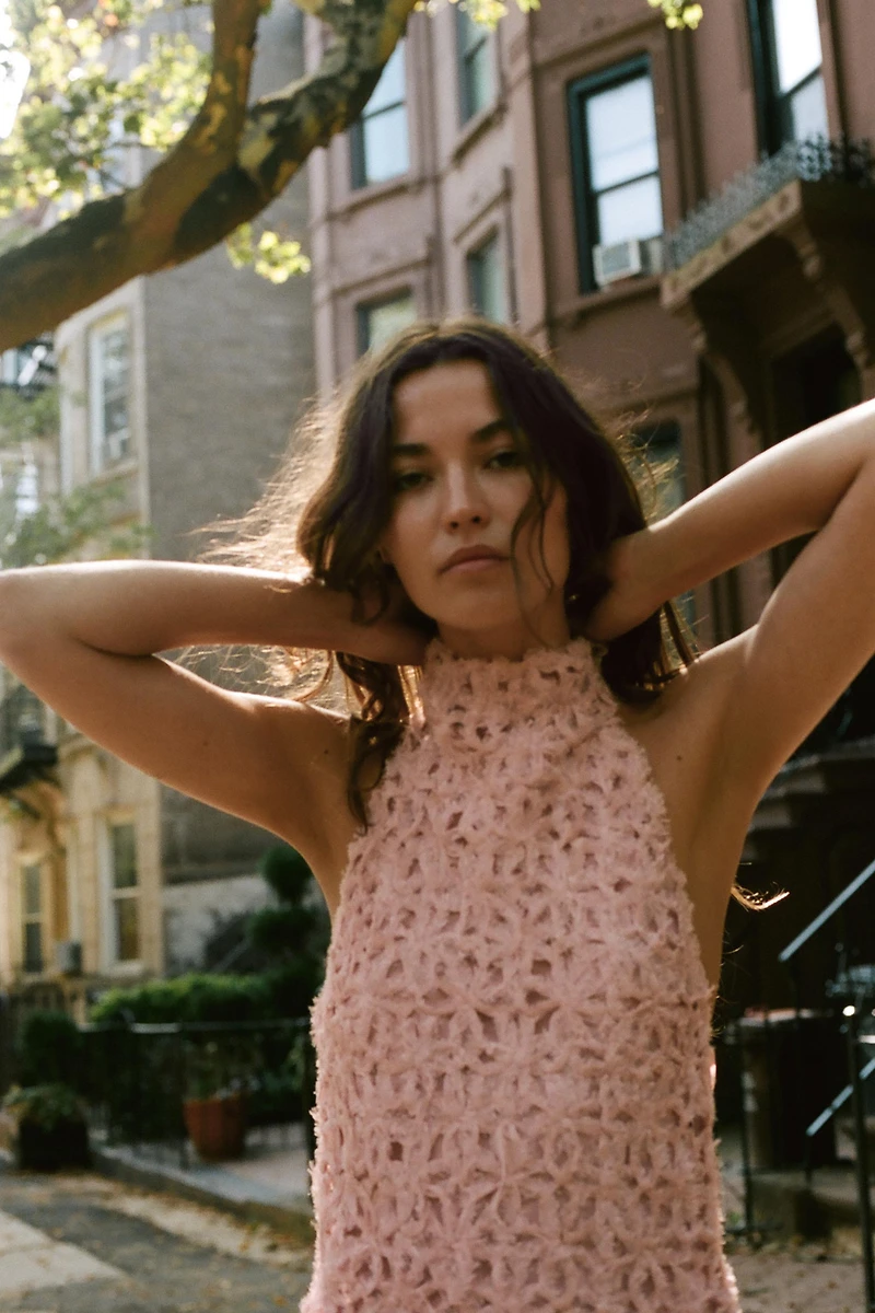 TOP À COL HALTER ASYMÉTRIQUE