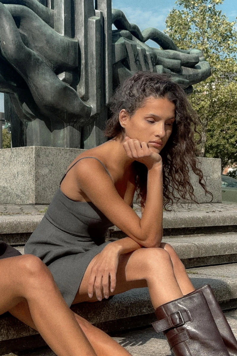 ROBE COURTE À BRETELLES