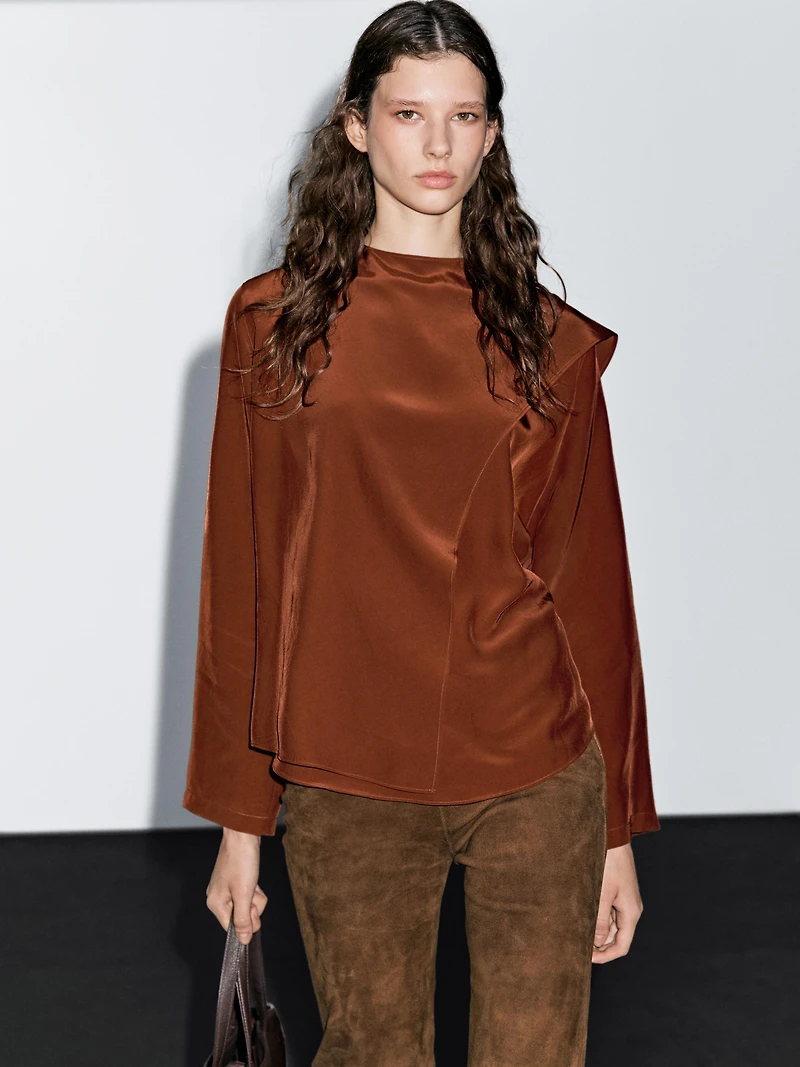 Flowing blouse with tied neck