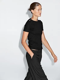 Short sleeve T-shirt with buttoned shoulders