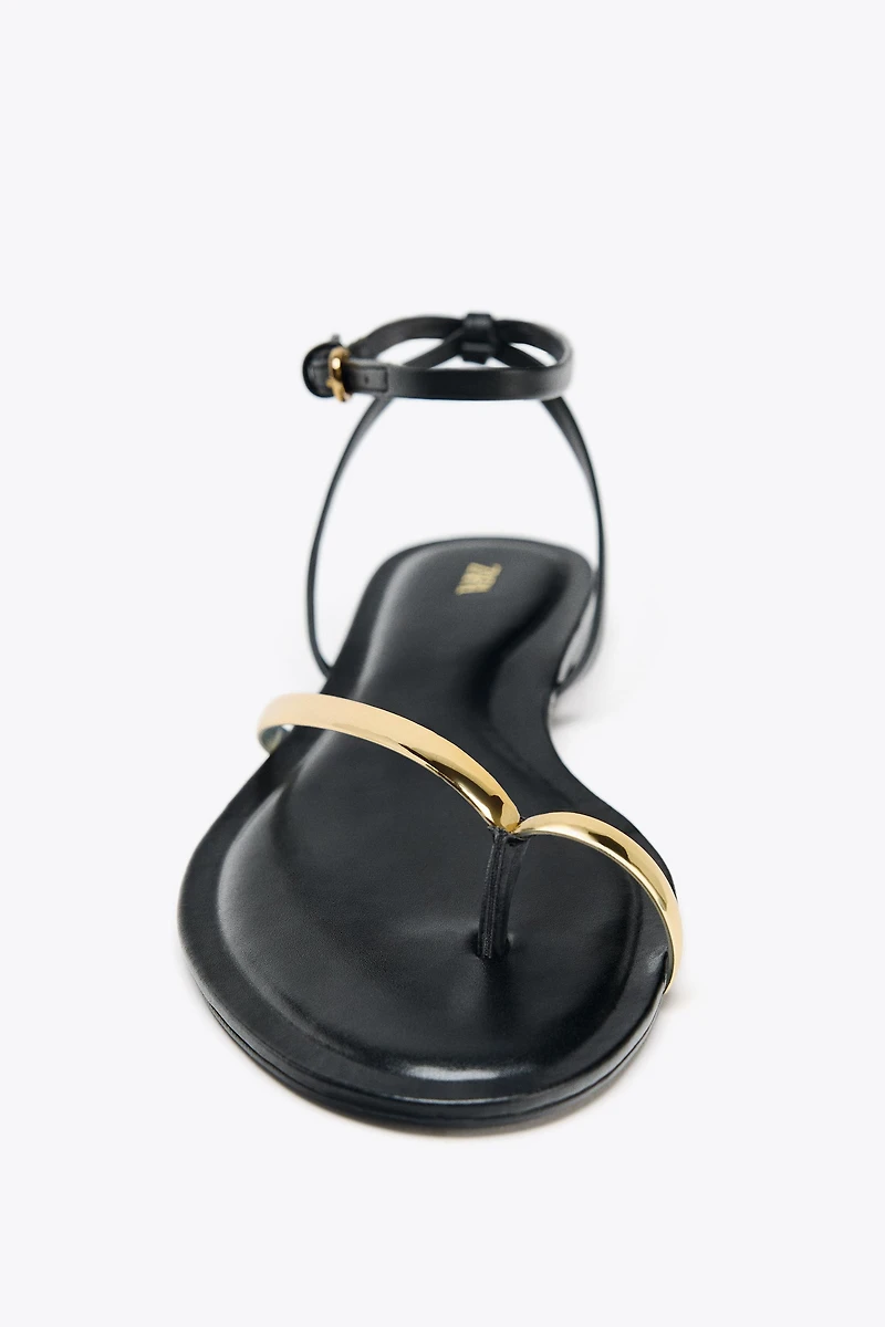 FLAT SANDALS WITH DETAIL
