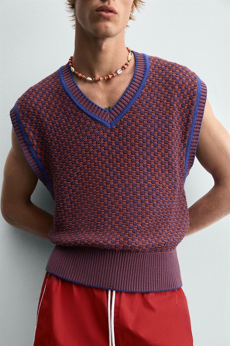 CONTRAST KNIT VEST