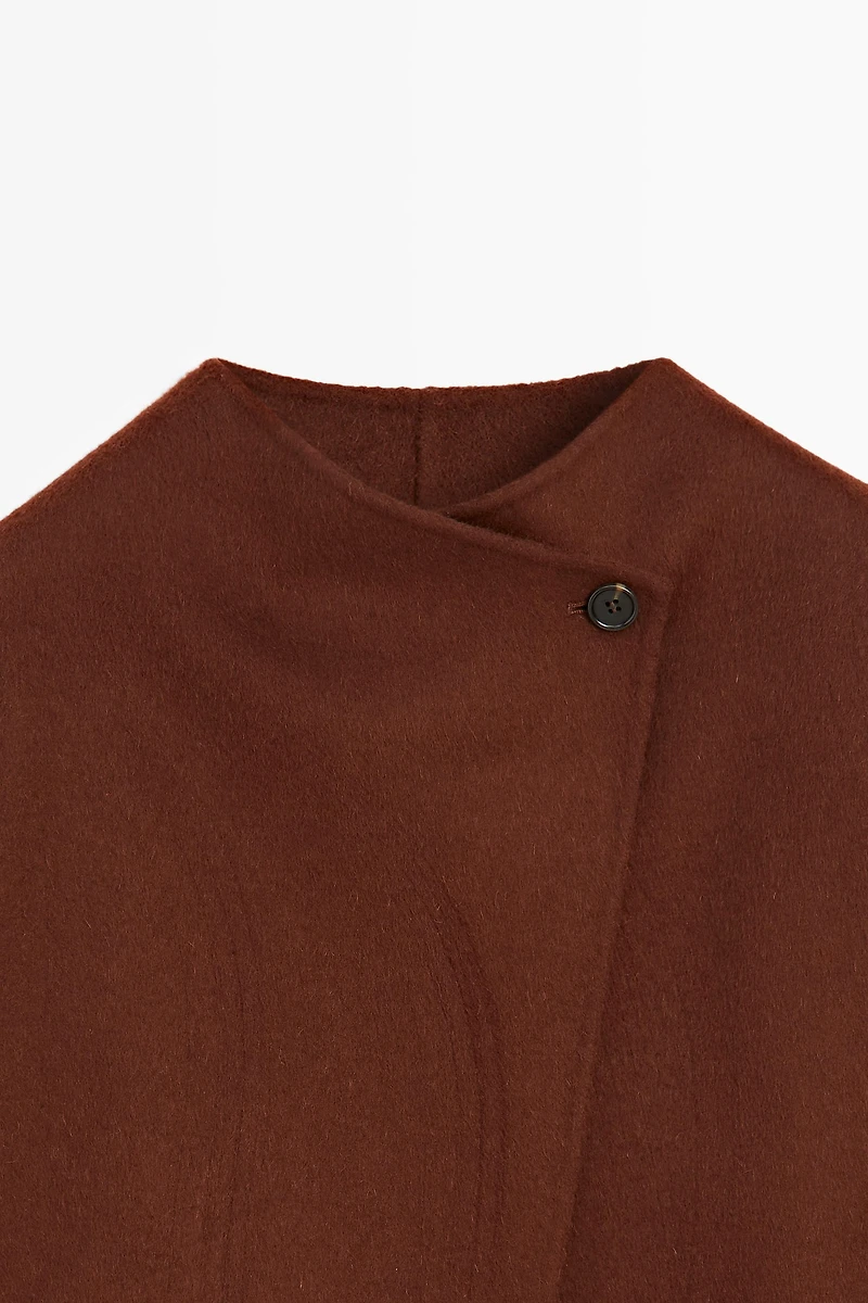 Veste cape à bouton
