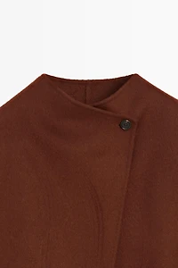 Veste cape à bouton