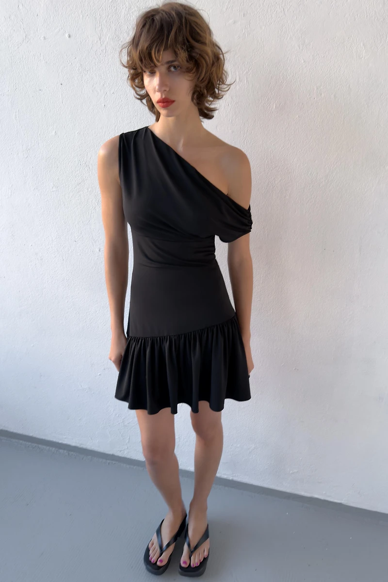 ROBE COURTE ASYMÉTRIQUE