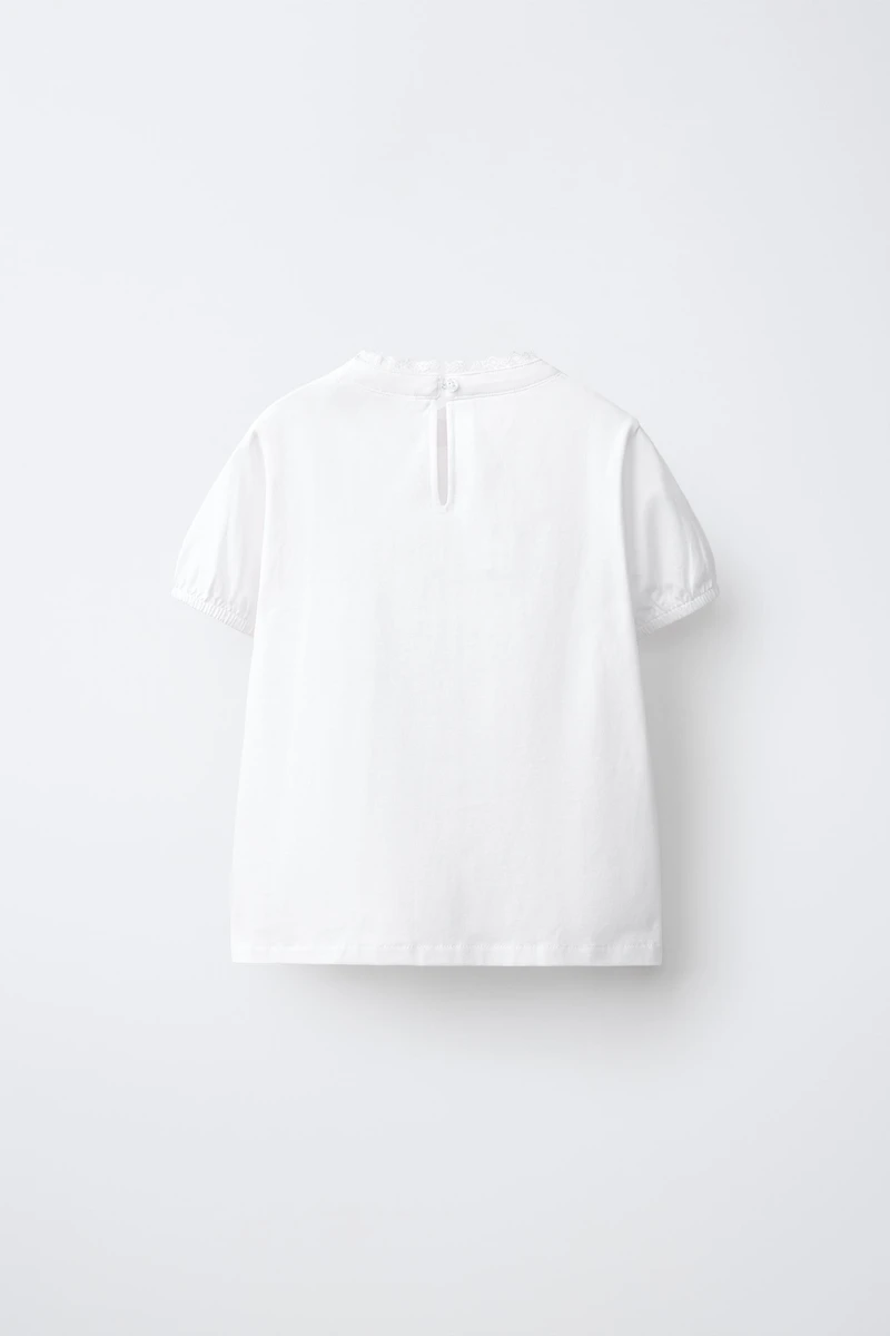 T-SHIRT ROMANTIQUE À PLIS NERVURÉS ET DENTELLE