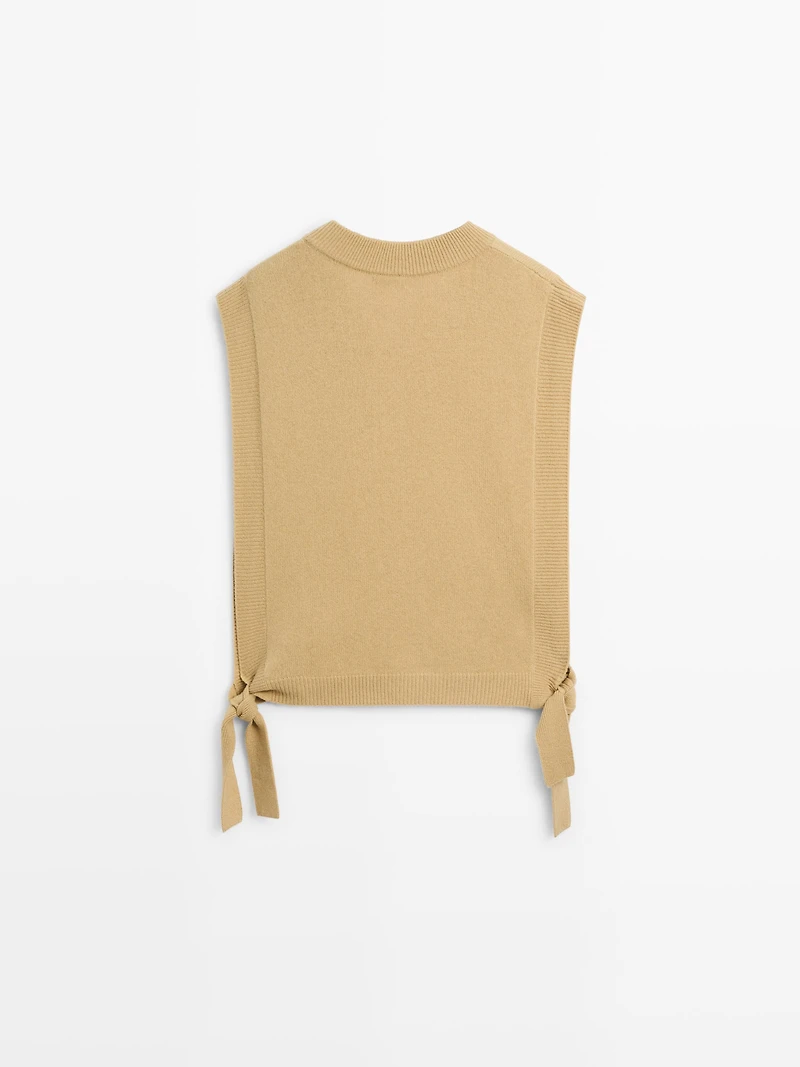 V-neck bib with tie details