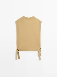 V-neck bib with tie details