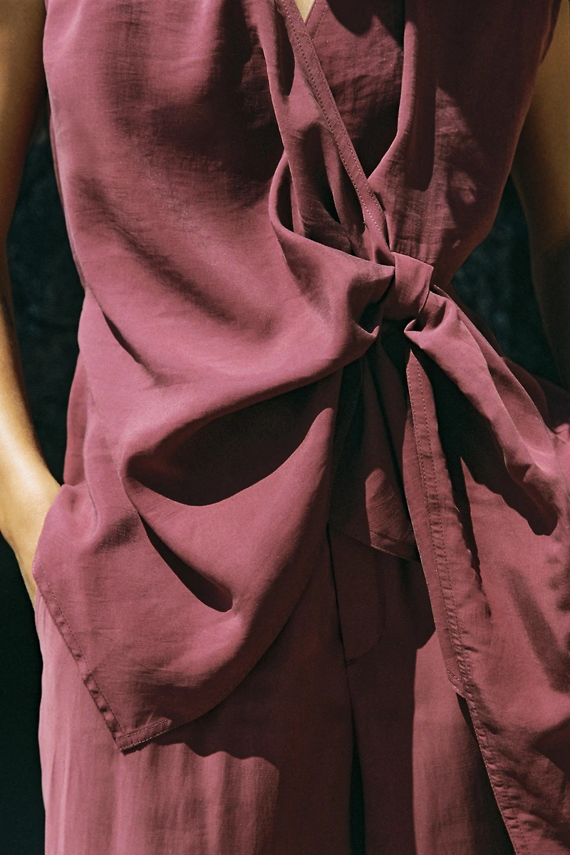 FLOWY KNOTTED TOP