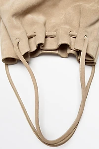 Sac froncé en croûte de cuir