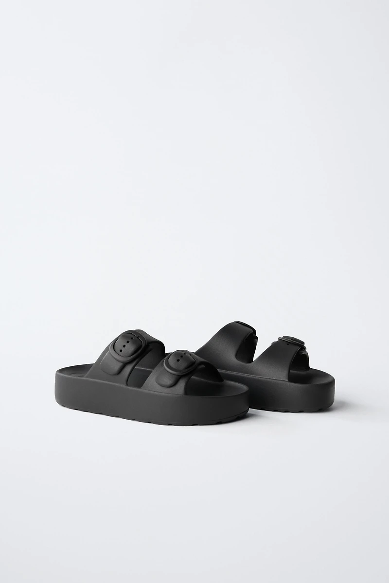 SANDALES EN CAOUTCHOUC À BOUCLES