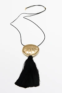Shell pendant necklace with tassel