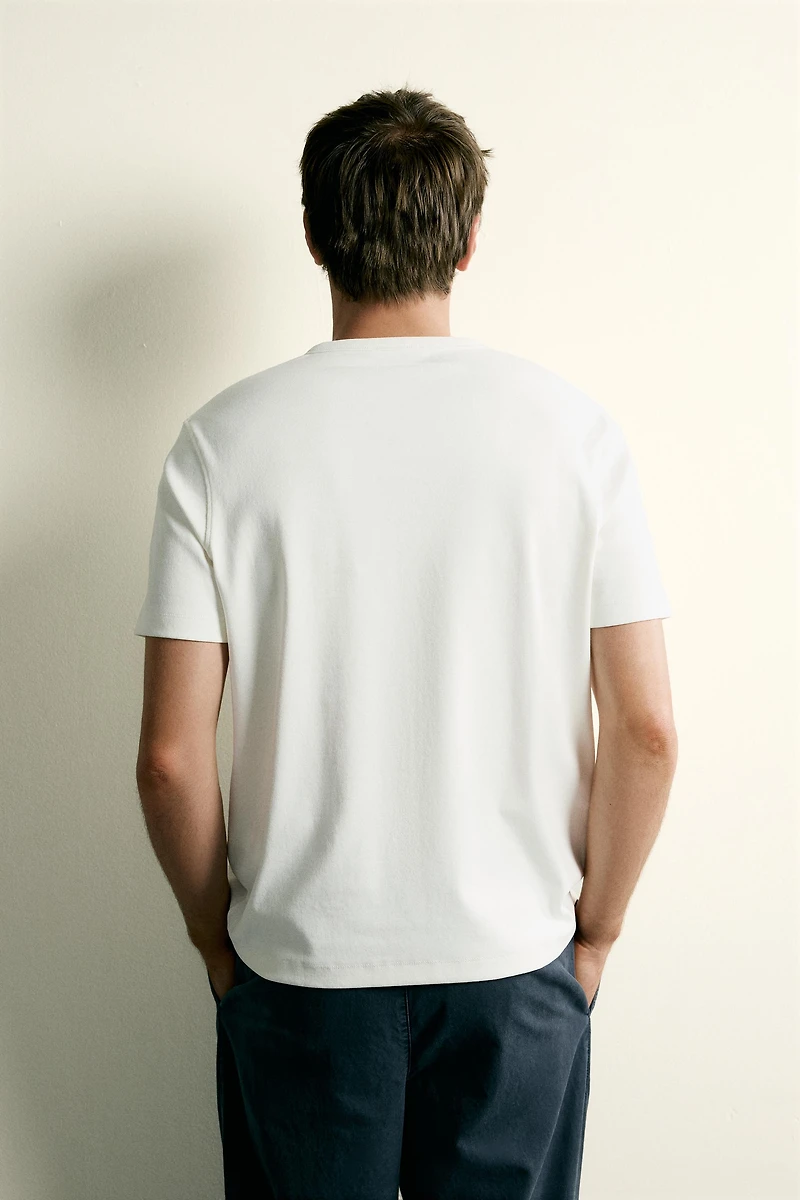 T-SHIRT REGULAR FIT À COL TUNISIEN