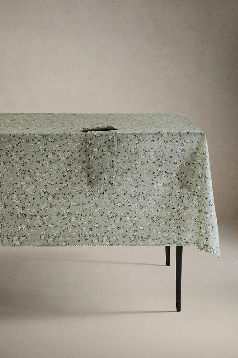 WILDFLOWER TABLECLOTH WITH LACE TRIM