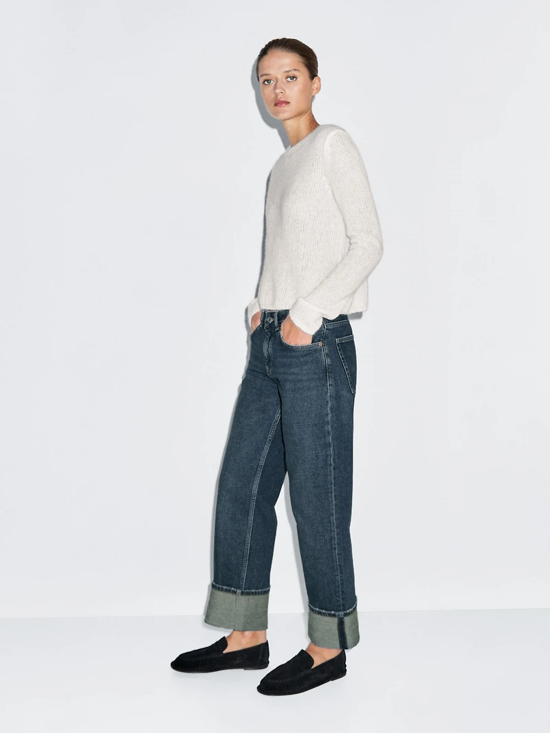 Low-waist straight-leg jeans with turn-up