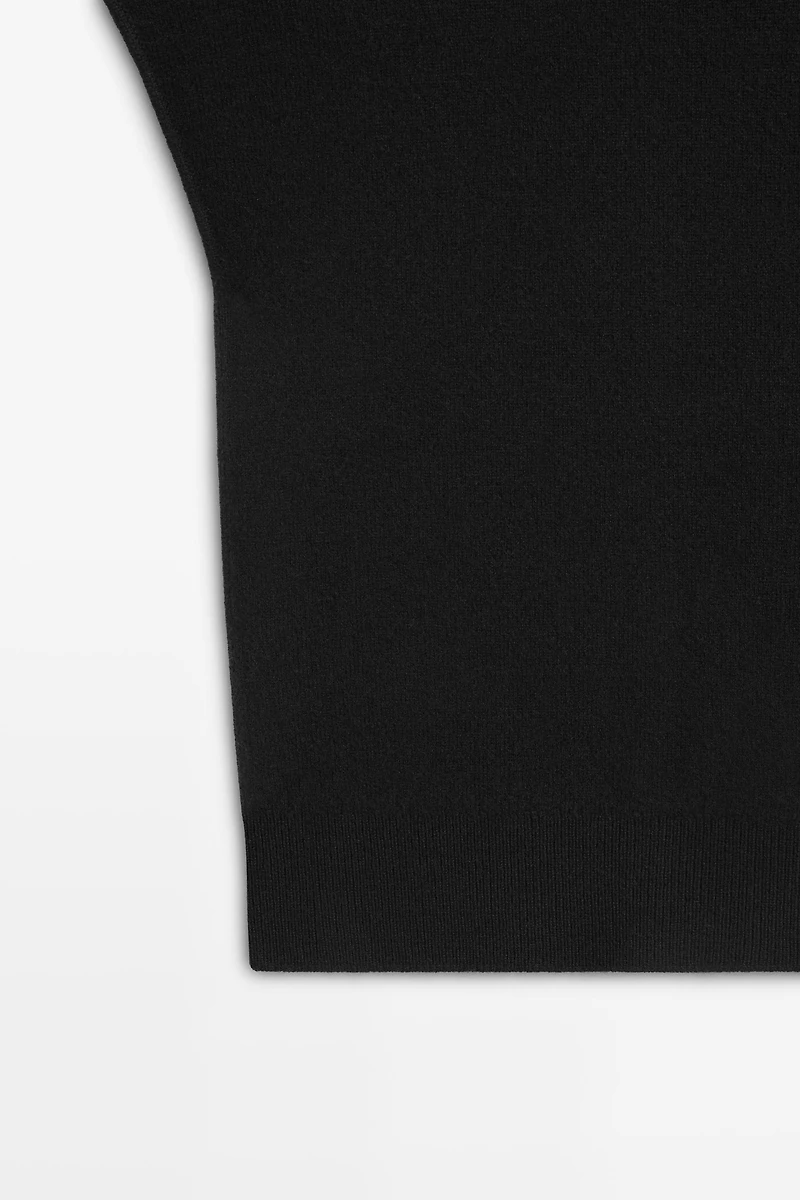 Knit sweater with side vents