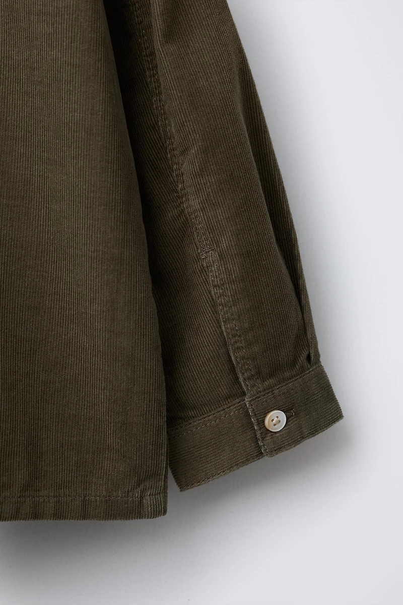 CHEMISE EN VELOURS CÔTELÉ FIN À POCHES