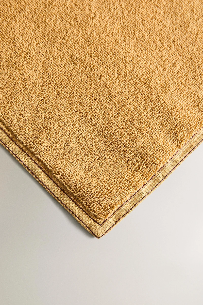 BATH TOWEL WITH DOUBLE TOPSTITCHING