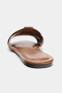LEATHER CROSSED STRAP FLAT SANDALS