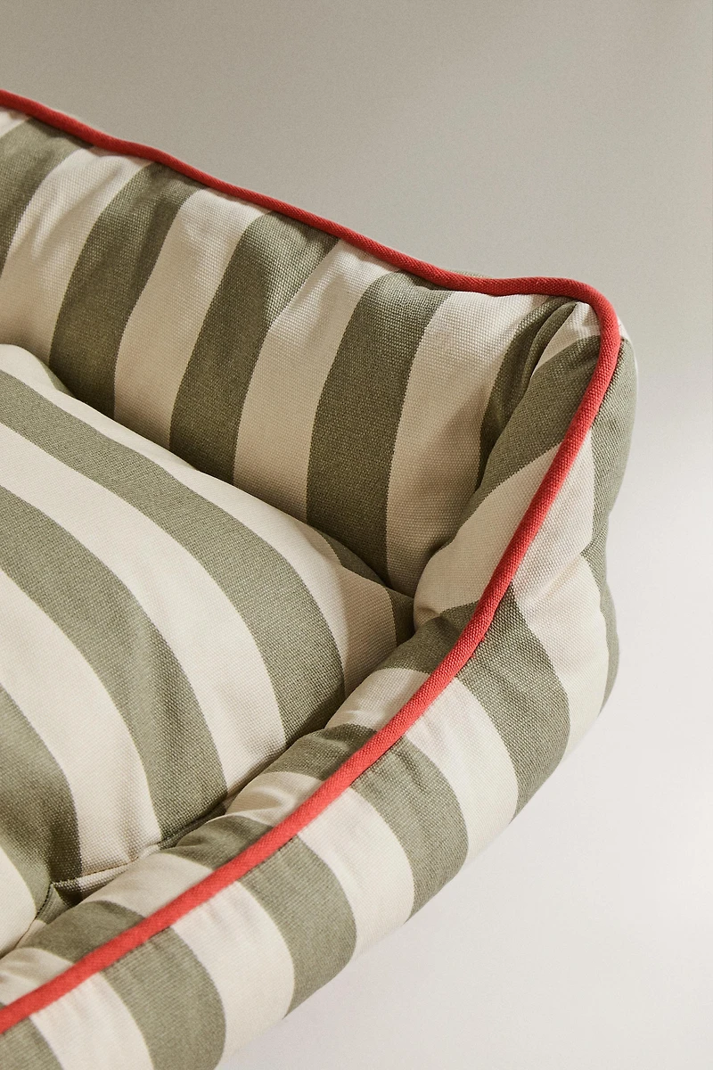 STRIPED PET BED WITH PIPING