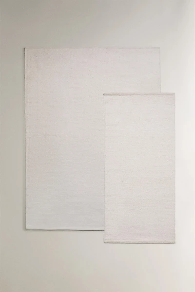 LIGHT-COLORED WOOL AREA RUG