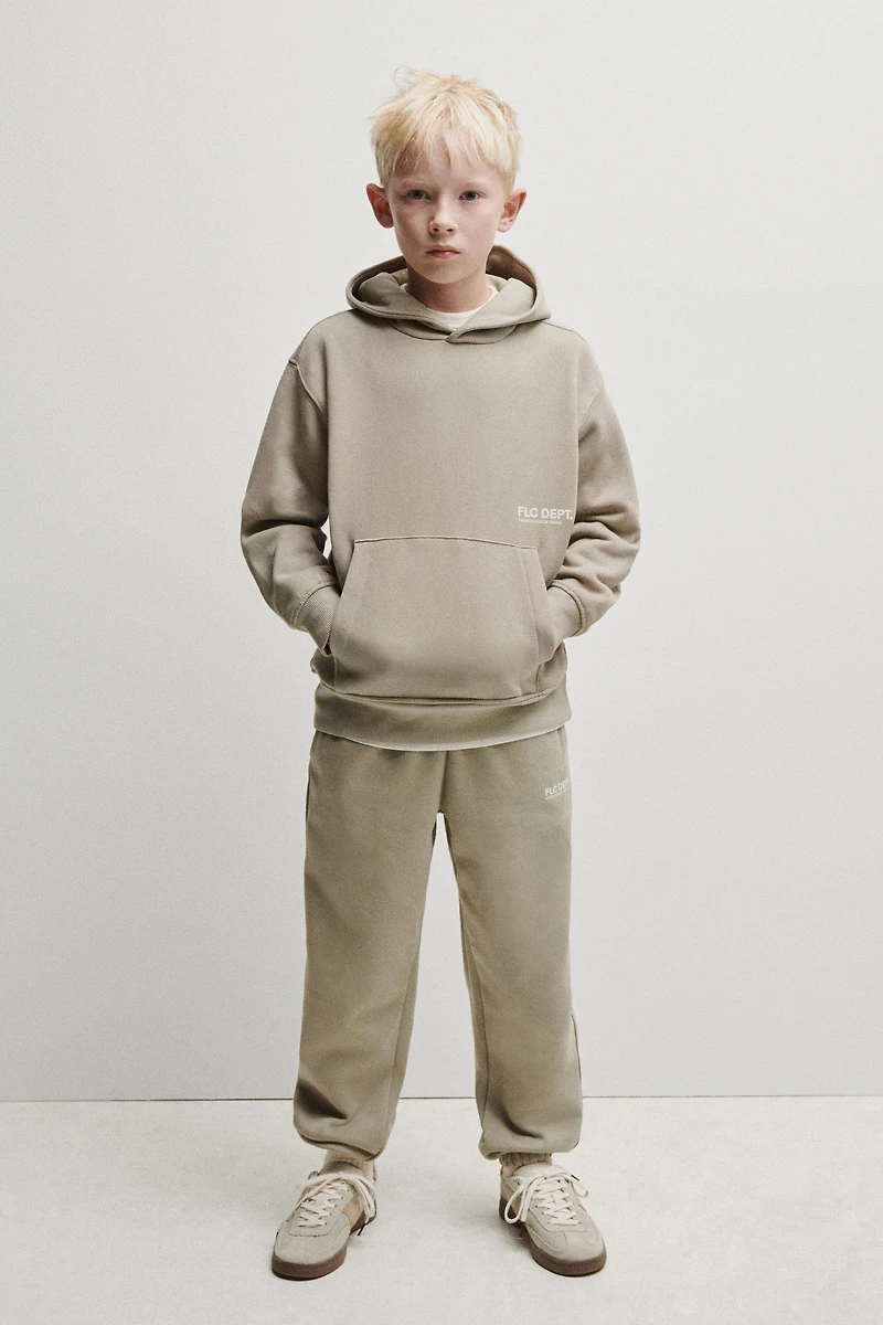 BASIC HOODED SWEATSHIRT