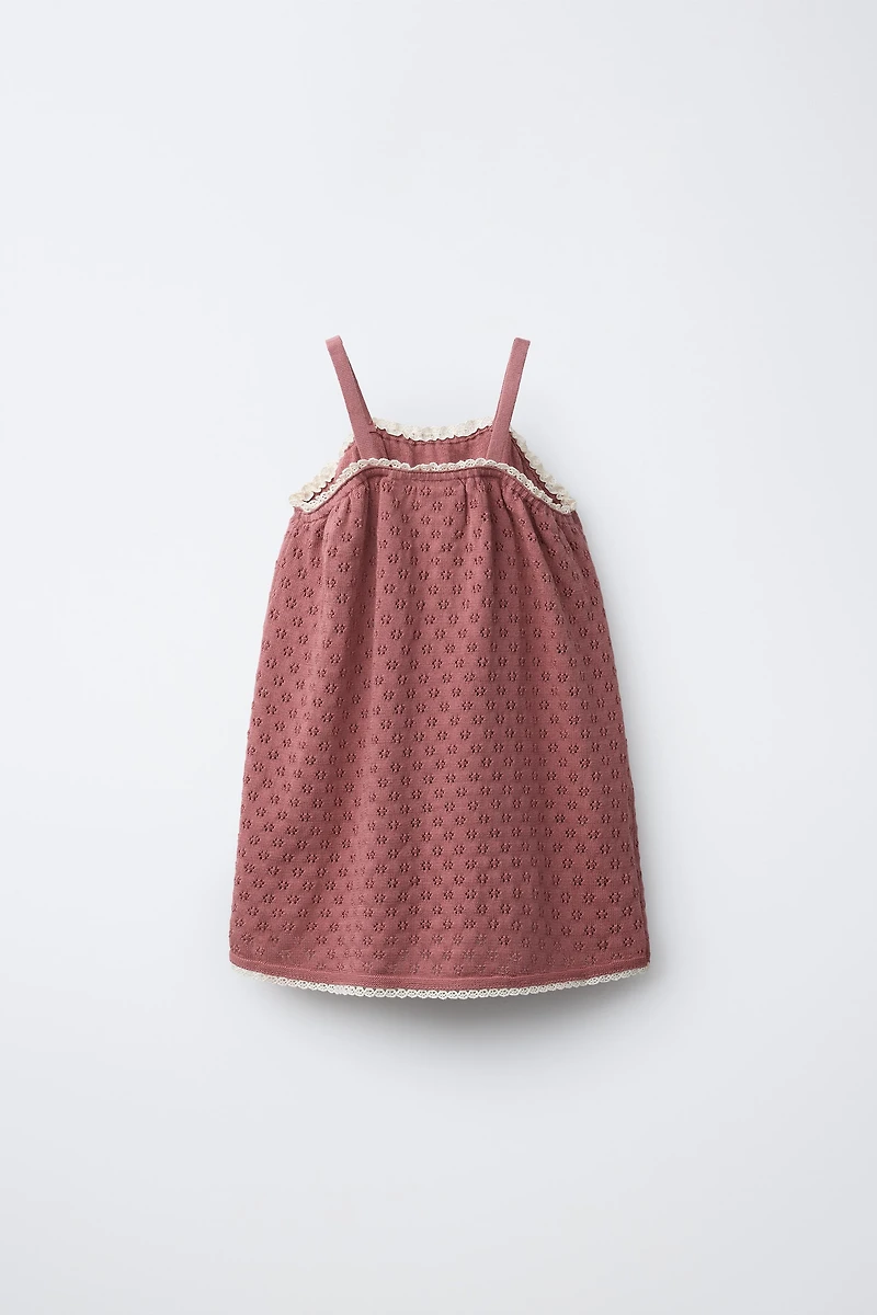 ROBE EN MAILLE À FLEURS BRODÉES ET DENTELLE