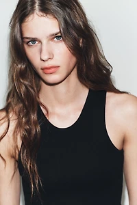 SLEEVELESS CROP TOP