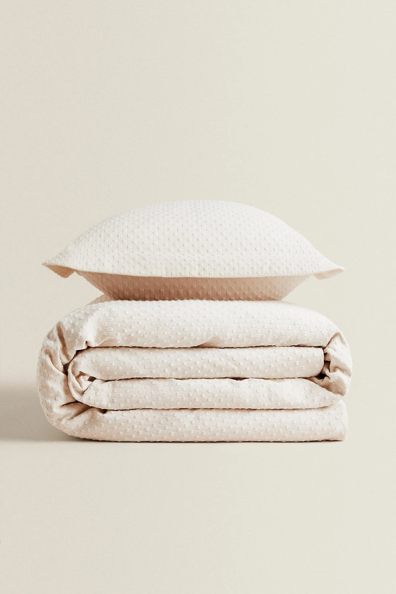 BEDSPREAD WITH POLKA DOT DESIGN