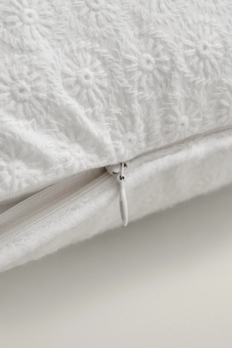 HOUSSE DE COUSSIN FLEURS BRODÉES
