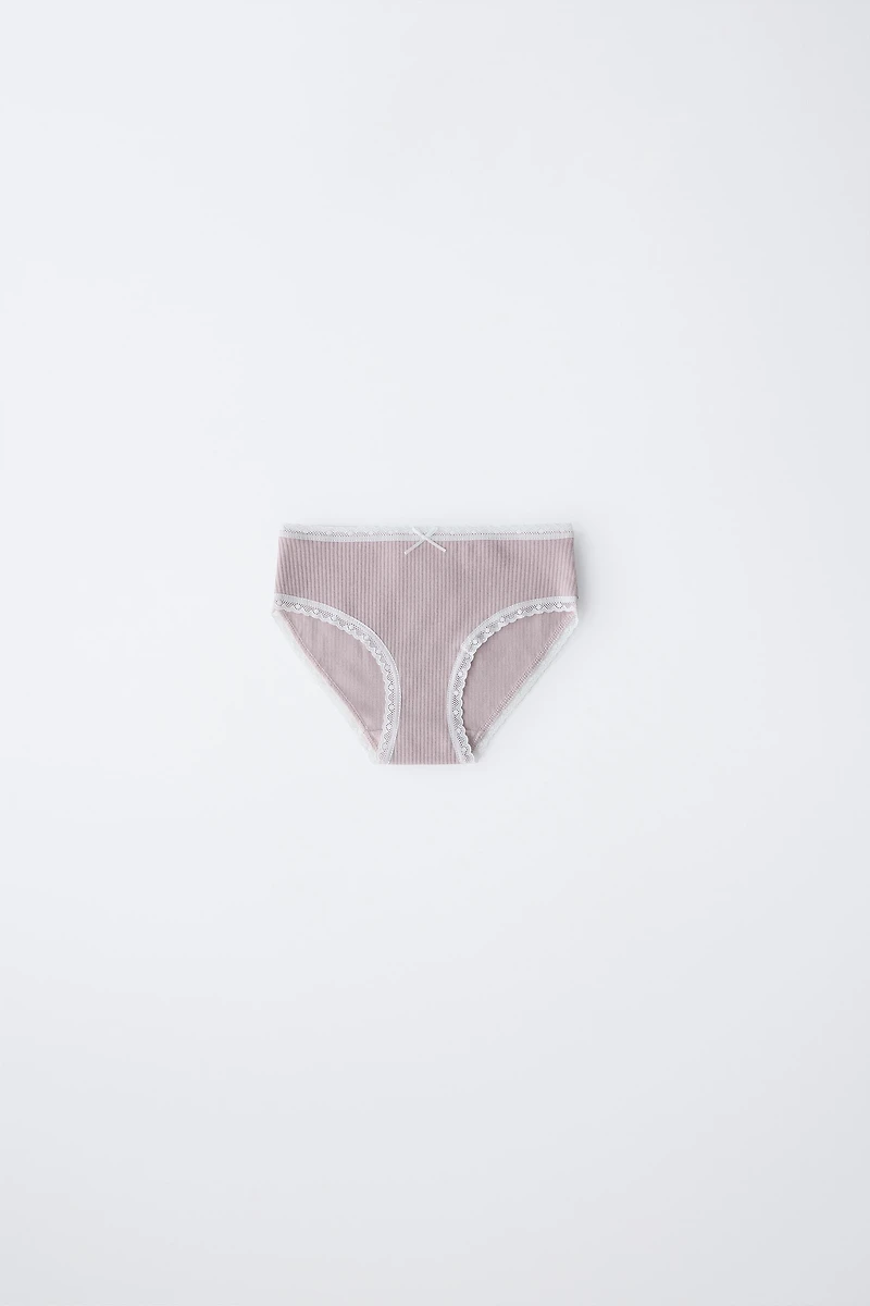 6- ANS/ LOT DE TROIS CULOTTES EN DENTELLE