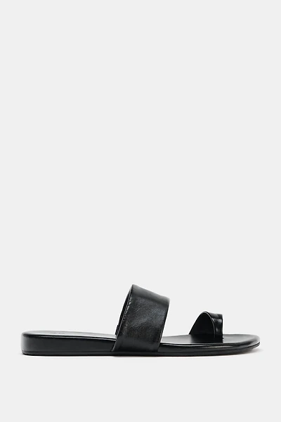 LEATHER TOE-LOOP FLAT SANDALS